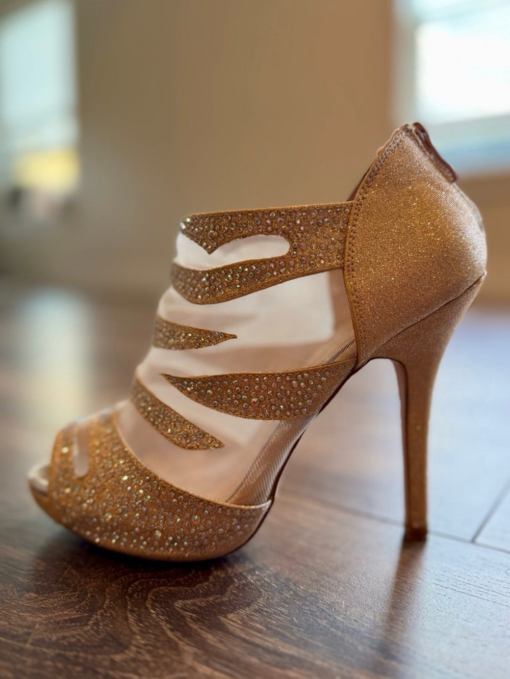 De Blossom Nude/Gold Rhinestone Peep‑Toe Heels – Size 7